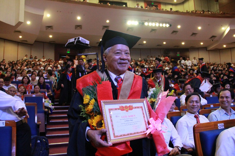 Vietnamese man earns master’s degree at 85