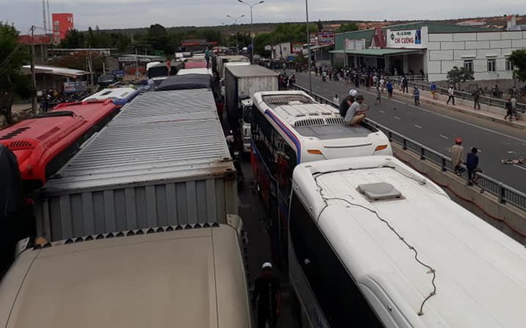 Traffic disrupted as crowds gather across Vietnam to oppose land policy in new economic zones