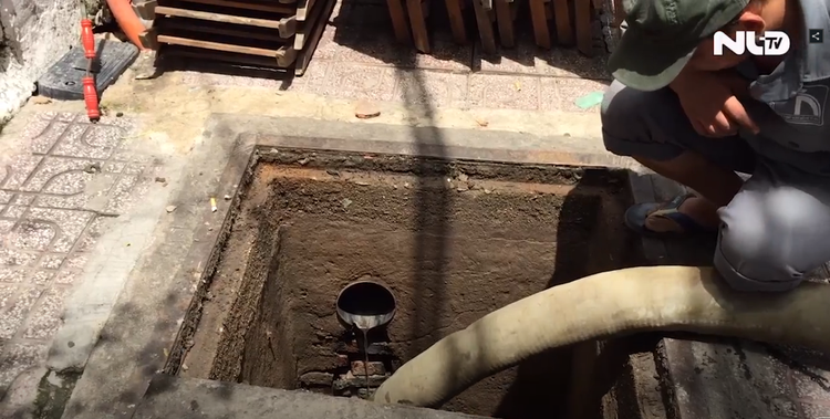 Video reveals Saigon sewers filled with trash