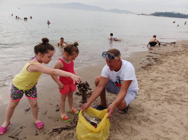 Russian expats clean Nha Trang beaches