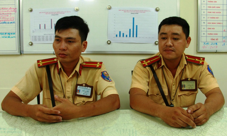 Vietnamese policemen praised for taking sick baby to hospital amid heavy traffic