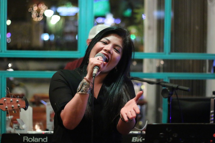 Filipino singers in Vietnam – P5: The burden of money and competitiveness