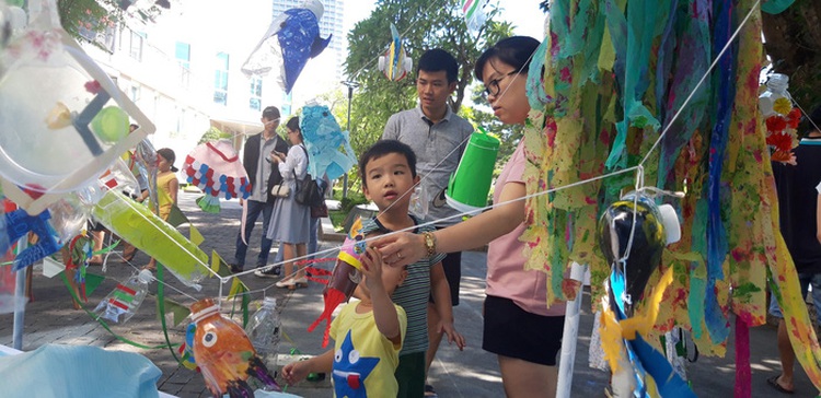 Vietnamese students display plastic sea creatures in Da Nang