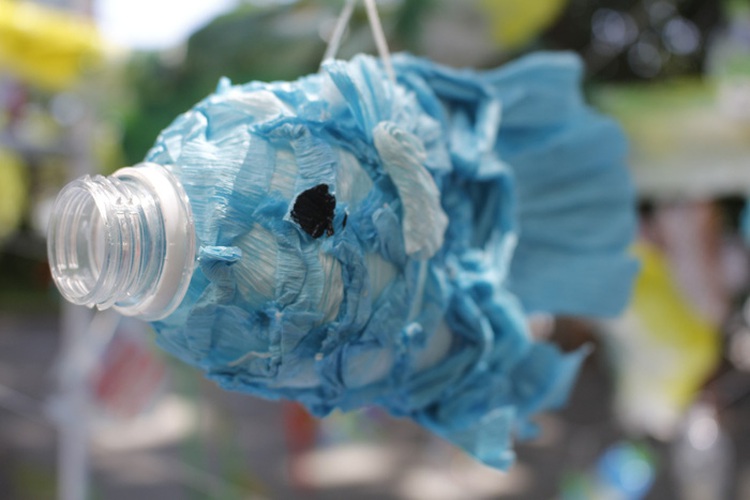 ​Vietnamese students display plastic sea creatures in Da Nang