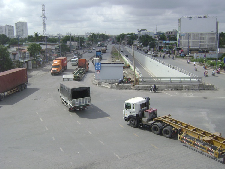 Surface of Ho Chi Minh City’s crucial overpass becomes hollowed hours after opening