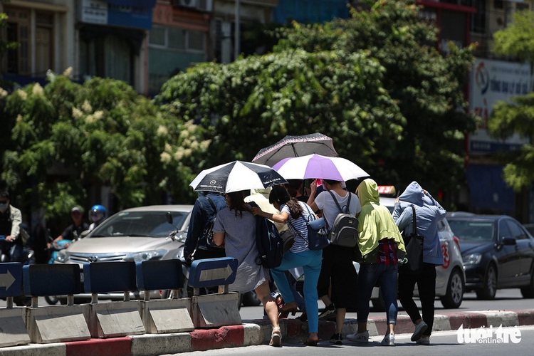 Hanoi residents grapple with fresh heat wave