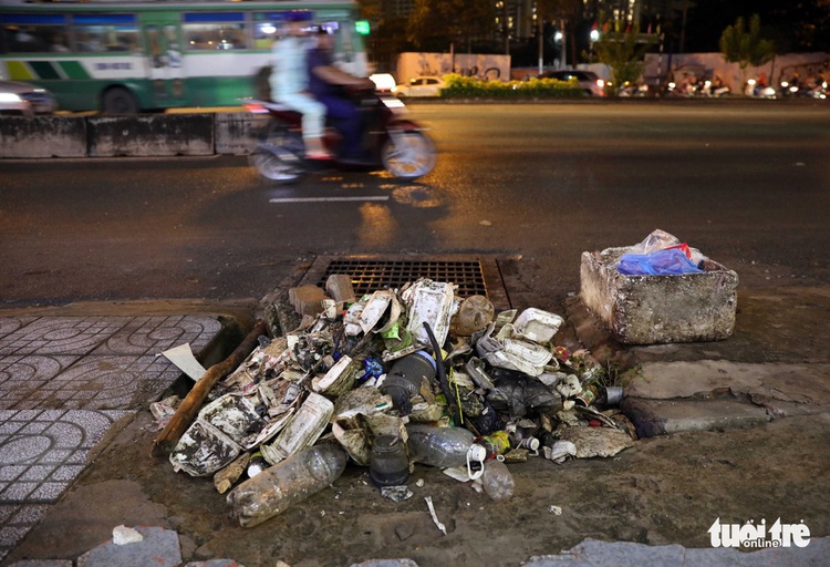 ​Garbage fills sewer entrances in Ho Chi Minh City (photos)
