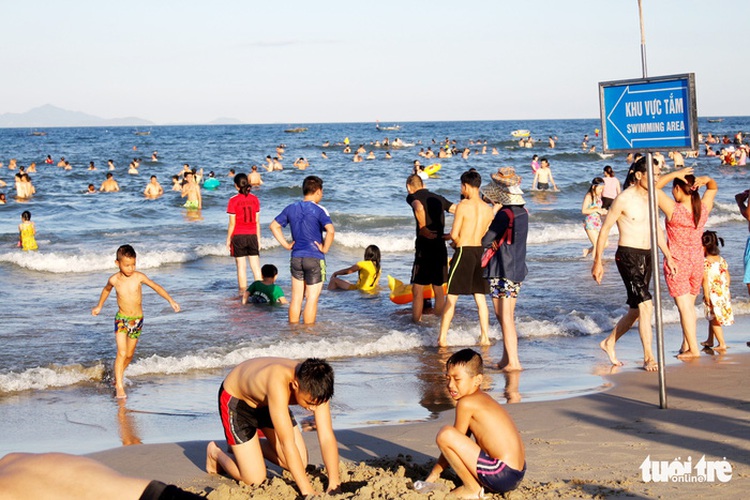 ​Da Nang waters leave beachgoers with itchy skin, rashes