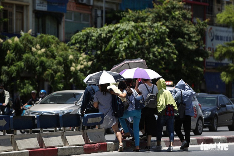 Two people unconscious possibly due to heat stroke in Hanoi