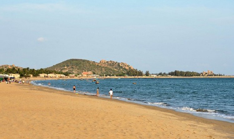 Father drowns trying to save child at Vietnamese beach