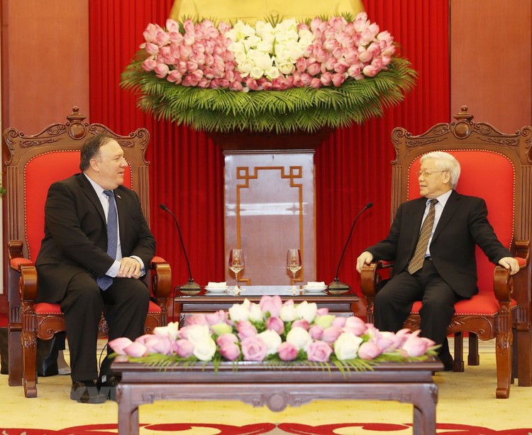 US Secretary of State strolls around Old Quarter in Hanoi