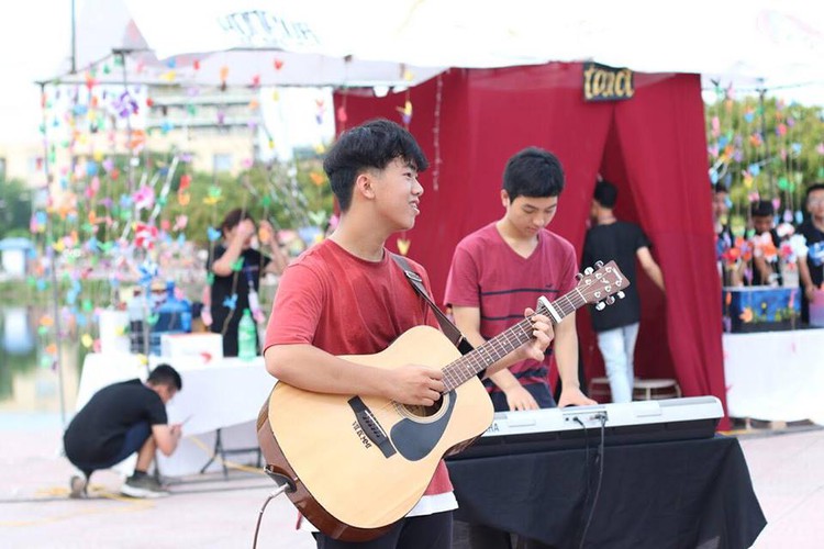 Hanoi students hold fundraising event for those in need