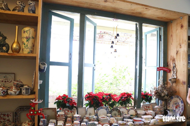 ​Hidden-in-alley home décor shops charm people in Saigon