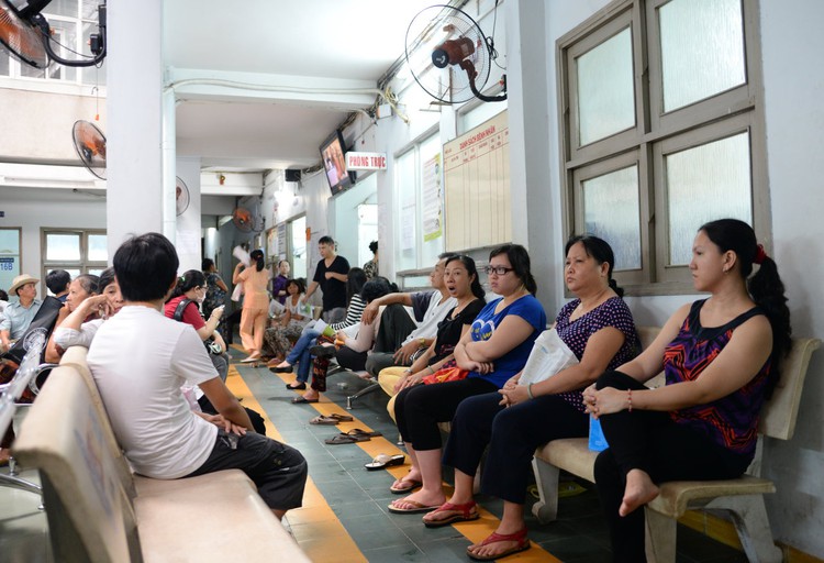 Vietnamese patients neglect health insurance due to long waiting time