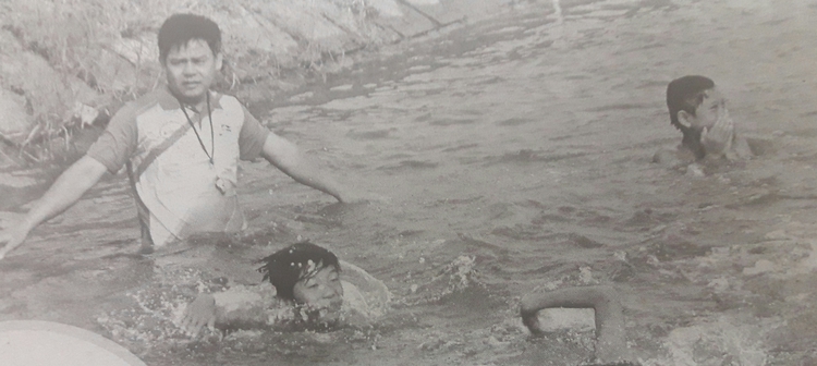 Vietnamese teacher runs free swimming classes for decade