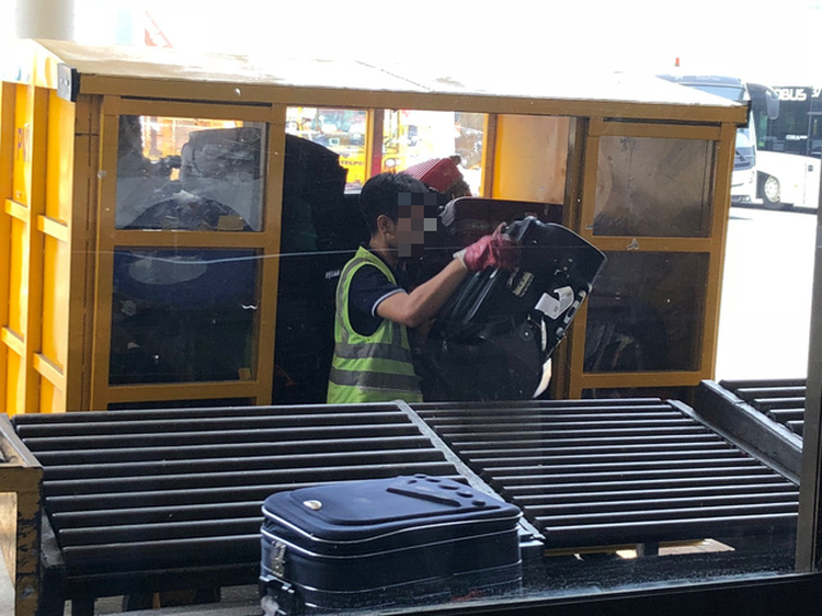 Vietnamese carrier's technician fined $325 for stealing passenger’s handbag