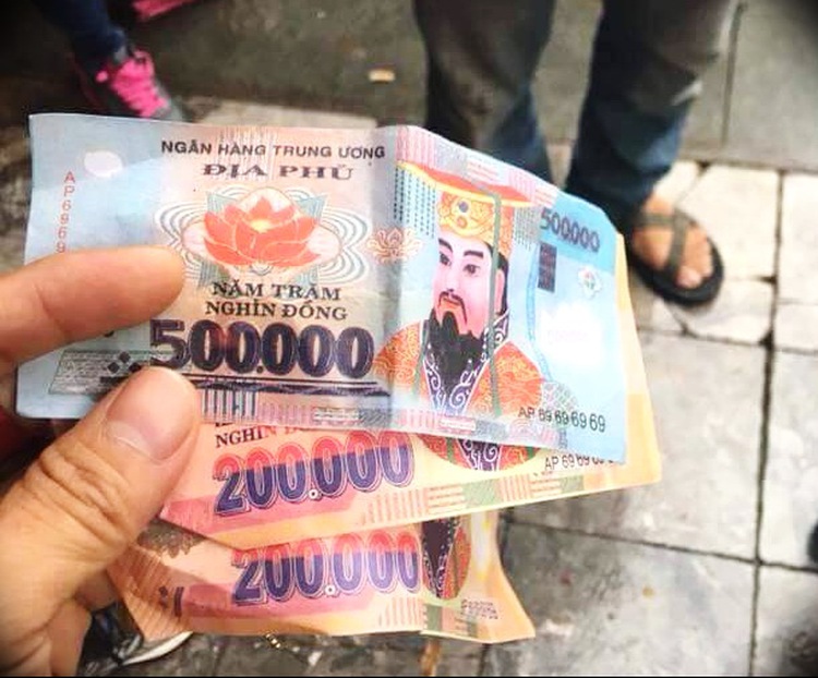 Hanoi cyclo driver accused of giving joss paper as change to foreign passengers
