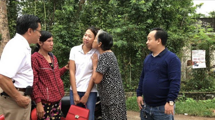 Vietnamese - French adoptee reunited with birth mother after story published in Tuoi Tre