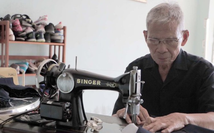 Elderly Vietnamese man spends two decades sewing free uniforms for poor students
