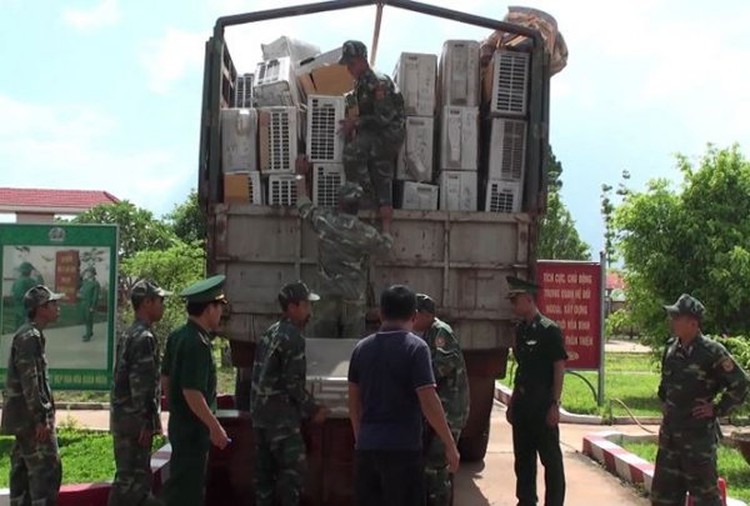 Trucks caught smuggling 1,000 second-hand electronic products from Cambodia into Vietnam