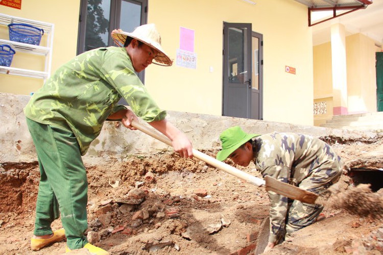 Poor Vietnamese student works way to law school