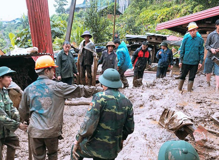 Landslides leave 6 dead, 5 missing in northern Vietnam