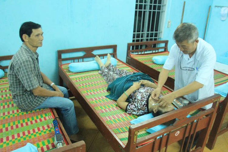 Vietnamese physician dedicated to helping poor patients, students