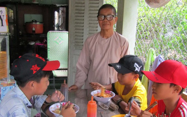 Woman in rural Vietnam offers budget meals, turns house into clinic