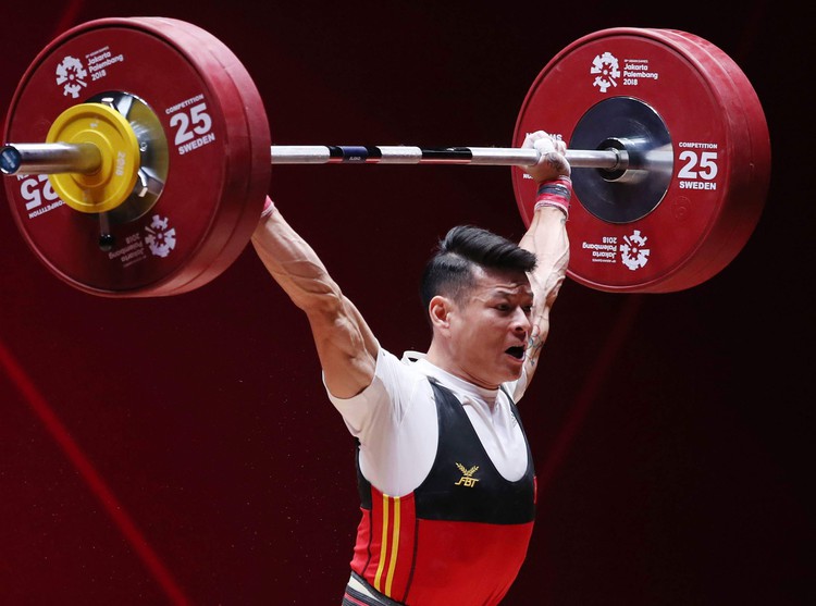 Weightlifter snatches Vietnam's first silver at 2018 Asian Games