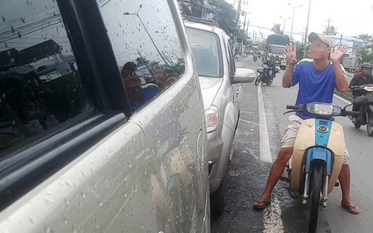 Drivers pay cash to escape waiting line at two major Vietnamese ferry crossings