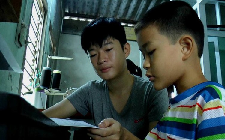 Vietnamese student suffering cancer tenaciously continues education