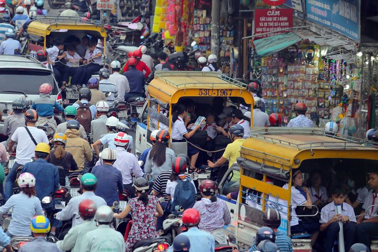 Ho Chi Minh City plans to operate minibuses on small roads, in alleys