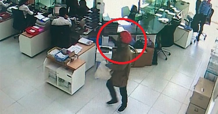 Armed duo rob bank in central Vietnam