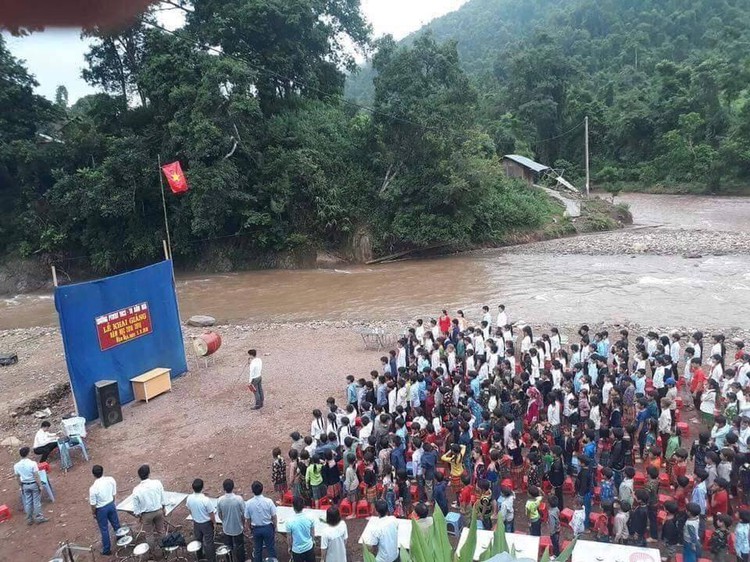 Touching back-to-school images as new academic year starts in Vietnam