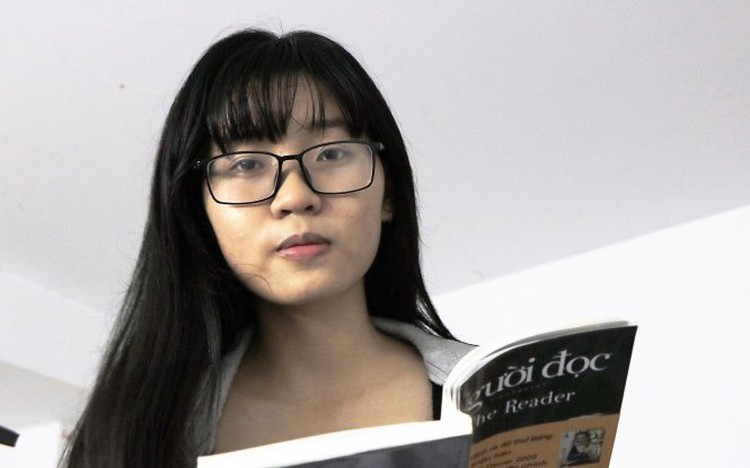 Poor Vietnamese student enters prestigious college after mother dies