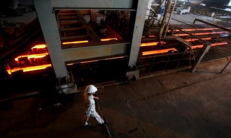 Vietnam posts surprise $2.2 bln trade surplus in August: customs