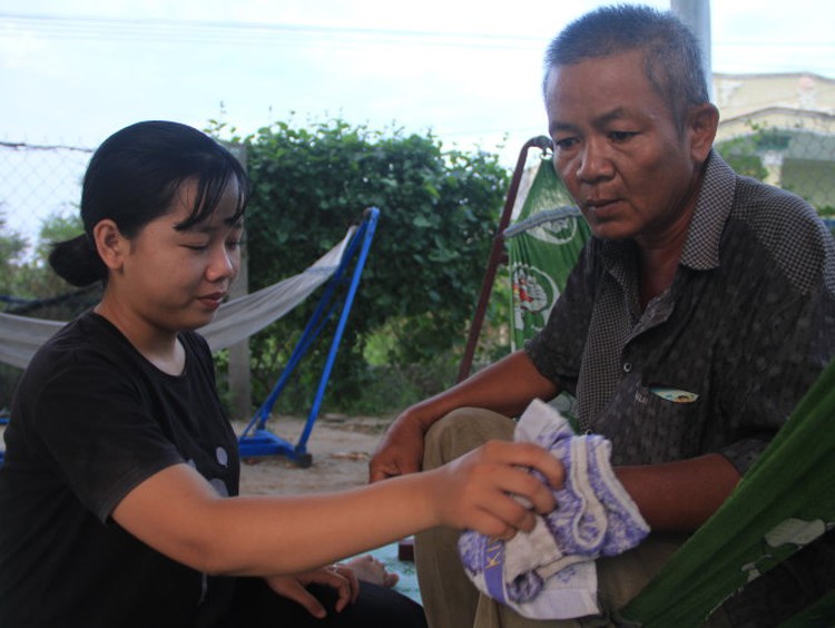 Vietnamese students go to college worried about family livelihood