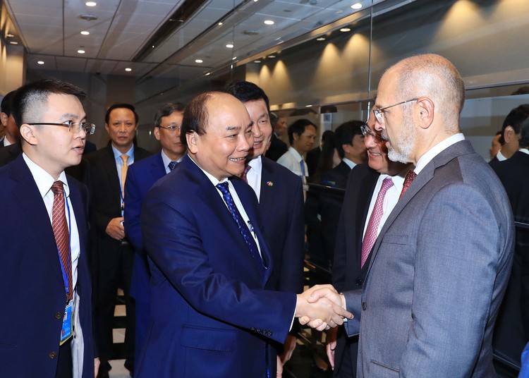 Vietnamese PM meets US firms to talk investment in Vietnam