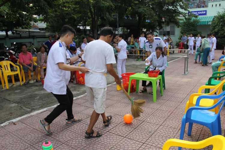 Vietnamese hospital organizes outdoor games for patients