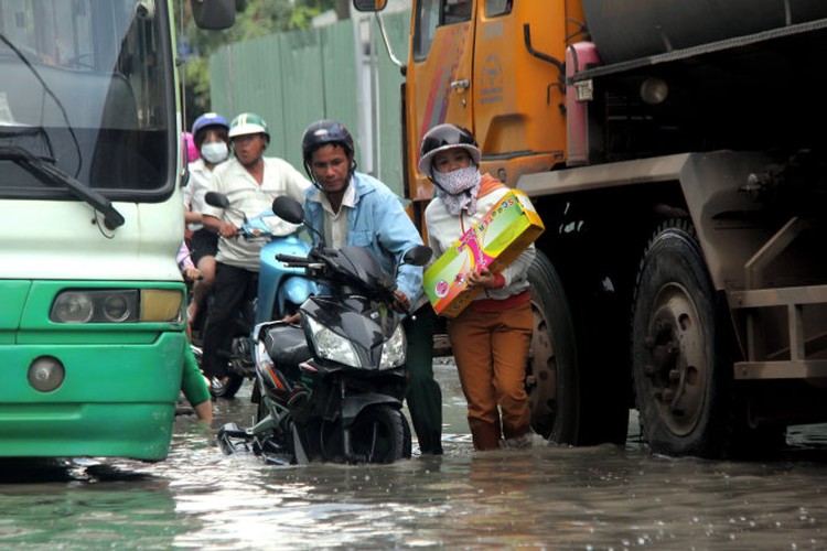 Ho Chi Minh City braces for inundation as tide to peak this week