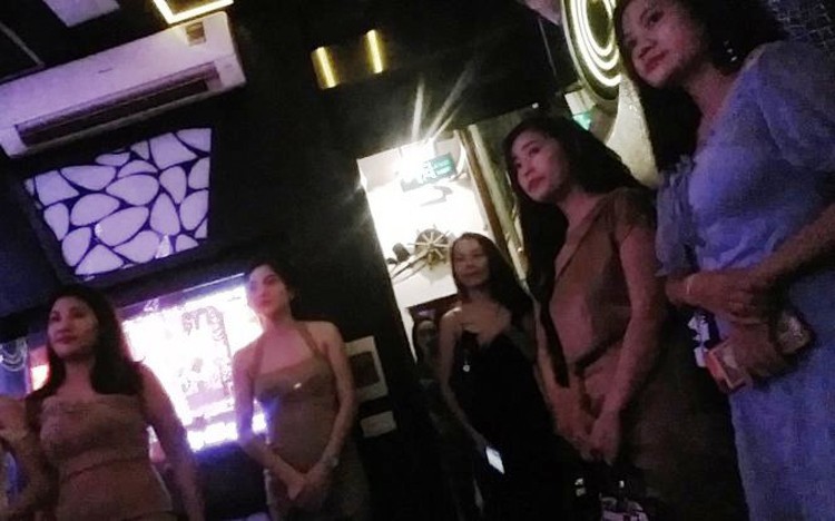 Karaoke parlors operate despite suspension in Hanoi