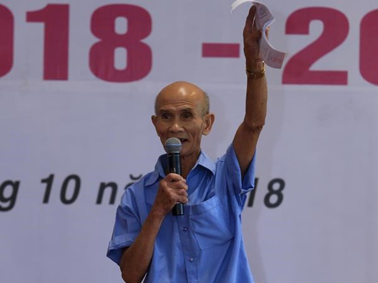 Vietnamese man goes to college in 80s