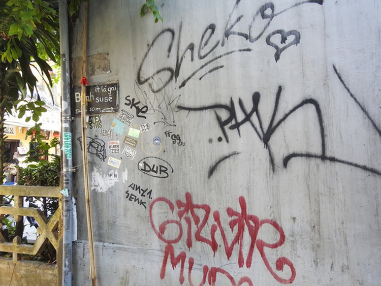 Hoi An’s signature yellow wall damaged by illicit graffiti