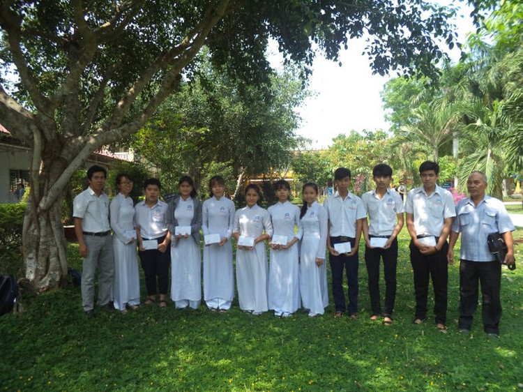 With easily touched heart, elderly Vietnamese man helps poor students for decade