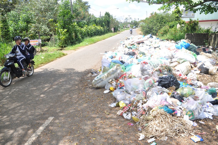 Garbage piles up due to overloaded treatment plant in Vietnamese city