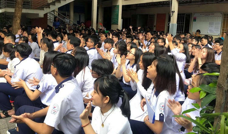 Video of Vietnamese policeman teaching students how to defend against sexual assault goes viral
