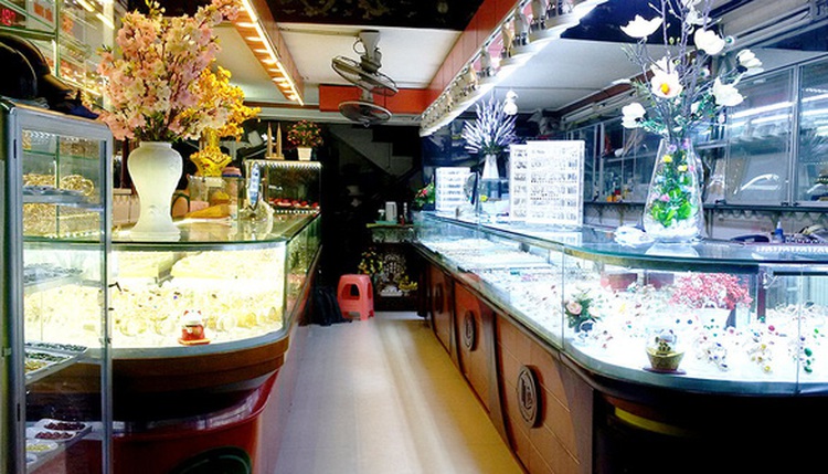Owner of Vietnam gold shop fined for dollar exchange mulls lawsuit against authorities