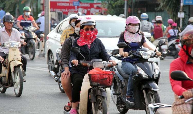Saigonese enjoy chilly morning as dry season starts in southern Vietnam