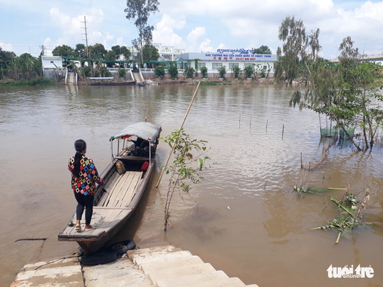 Makeshift cross-border ferries take Vietnamese gamblers to Cambodian casinos