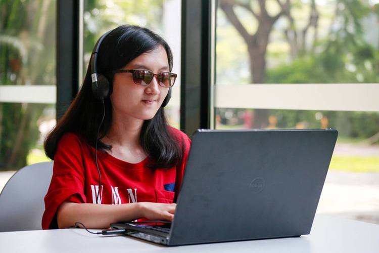 Blind student receives full scholarship to RMIT University Vietnam